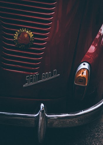 Close-up Photography of Seat 600 D