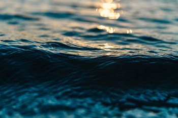 close-up photography of sunlight reflection on body of water