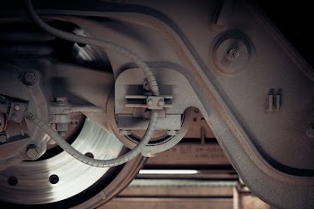 close-up photography of train wheels