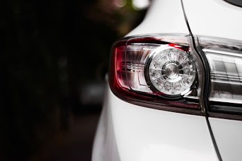close-up photography of unpaired vehicle taillight