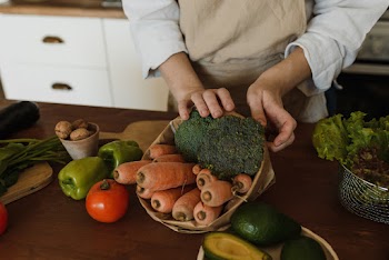 Close-Up Shot of a Person Holding Assorted Vegetables · Free Stock Photo