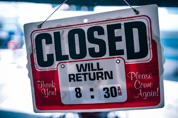 Closed Signage in Shallow Focus Photography