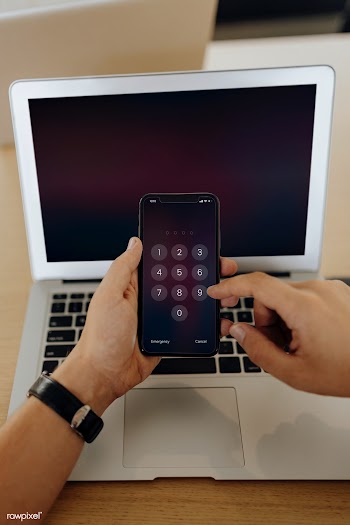 Closeup of a man unlocking a mobile phone | Free stock psd mockup - 488468