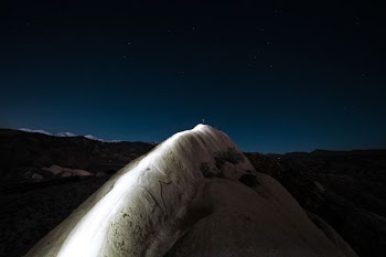 closeup photo of mountain during nighttime