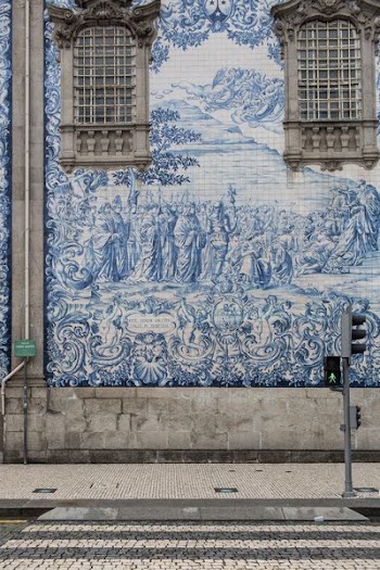 closeup photo of people wall graffiti