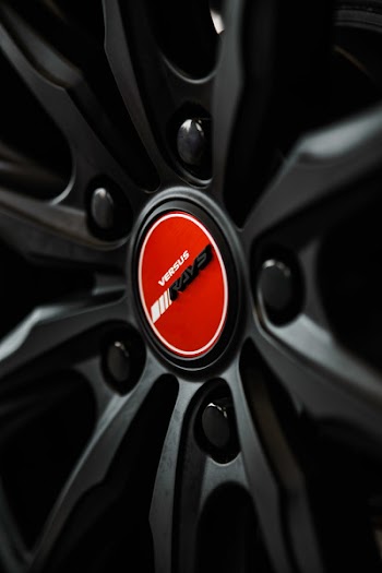 Closeup Photo of Versus Rays Wheel