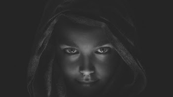closeup photo of woman's face