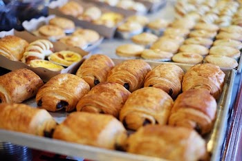 closeup photography of baked breads on tray