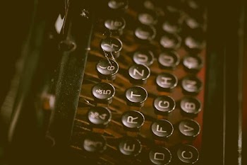 closeup photography of typewriter