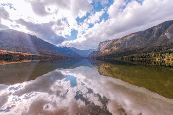 clouds reflecting on the river in the middle of the mountains
