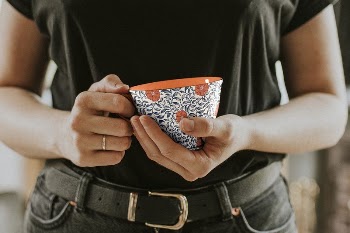 Coffee cup mockup in woman's | Free PSD Mockup - rawpixel