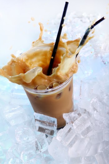 Cold coffee drink with ice and splashes Free Photo