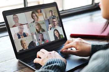 Colleagues having a video conference during the coronavirus pandemic | Free  photo - 2335455