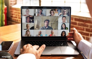Colleagues having a video conference during the coronavirus pandemic | Free  photo - 2335456