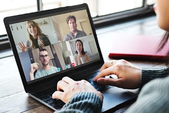Colleagues having a video conference during the coronavirus pandemic | Free  photo - 2335473