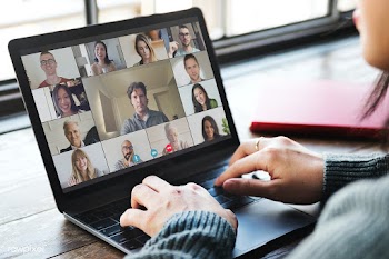Colleagues having a video conference during the coronavirus pandemic | Free  photo - 2335486