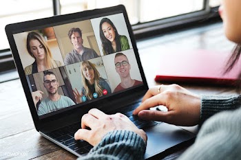Colleagues having a video conference during the coronavirus pandemic | Free  photo - 2335487