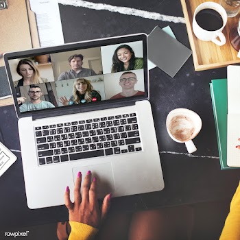 Colleagues having a video conference during the coronavirus pandemic | Free  photo - 2336618