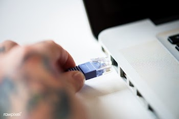 Connecting a computer cable | Free stock photo - 59485