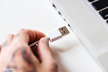 Connecting a computer cable | Free stock photo - 59649