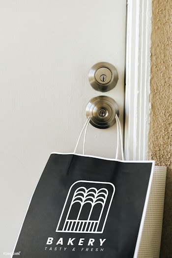 Contactless delivery bakery paper bag mockup hanging on a doorknob dur.. | Free  psd mockup - 2330032