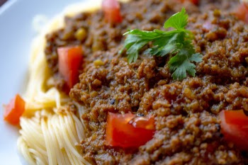 Cooked Pasta With Sliced tomatoes and Green Leafy