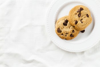 Cookies on plate with white background Free Photo