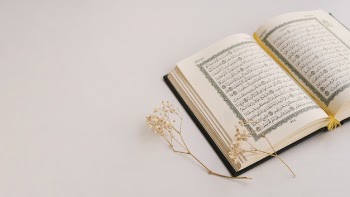 Copy space with opened quran Free Photo