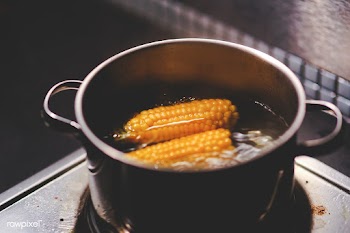 Corn cobs cooking | Free stock photo - 436073