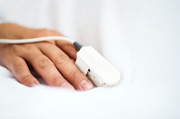 Coronarius patient with a pulse oximeter | Free  photo - 2302923