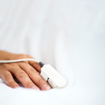 Coronarius patient with a pulse oximeter | Free  photo - 2302931