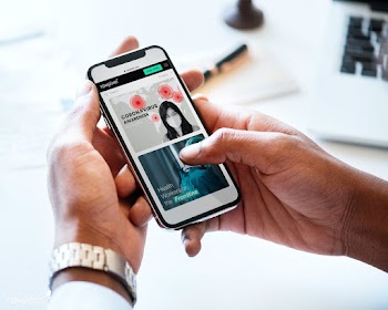 Coronavirus awareness message and resources on a mobile website | Free  photo - 2311608