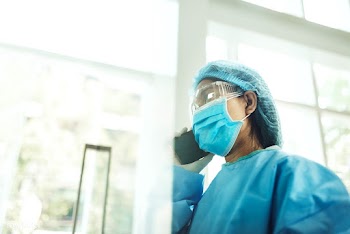 Coronavirus department doctor making a phone call | Free  photo - 2296531