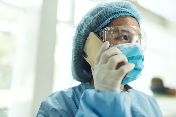 Coronavirus department doctor making a phone call | Free  photo - 2296572