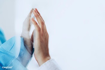 Coronavirus doctor touching family hand through a glass window | Free  photo - 2297652