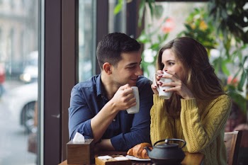 Couple in love drinking coffee in coffee shop Free Photo