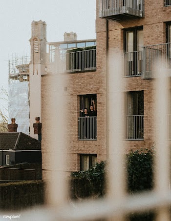 Couple standing on their balcony during self quarantine due to the cov.. | Free  photo - 2332433