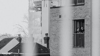 Couple standing on their balcony during self quarantine due to the cov.. | Free  photo - 2332534