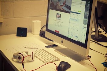          Creative Designer Desk Free Photo     