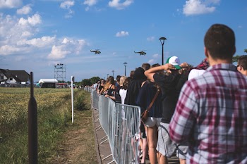 Crowd control fence