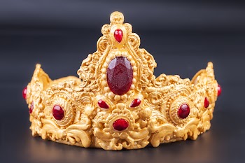Crown - Delicious luxury ping wedding or birthday cake with golden...