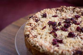 Crumble chokeberry pie