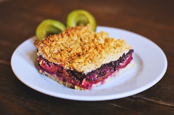 Crumble plum pie