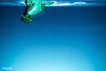 Crumpled plastic bottle polluting the ocean | Free  photo - 2312909