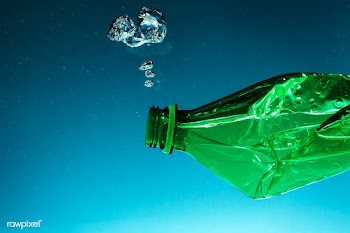 Crumpled plastic bottle polluting the ocean | Free  photo - 2314098