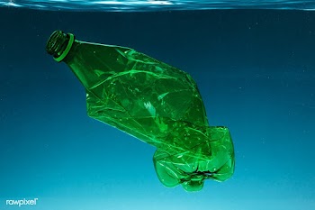 Crumpled plastic bottle polluting the ocean | Free  photo - 2314101