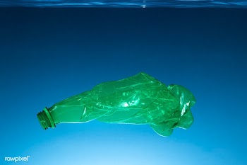 Crumpled plastic bottle polluting the ocean | Free  photo - 2319406