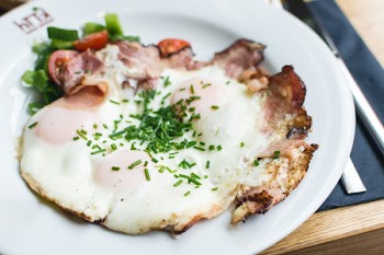 Crunchy sunny side up eggs with bacon 