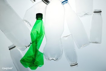 Crushed plastic bottles for recycling   | Free  photo - 2318187