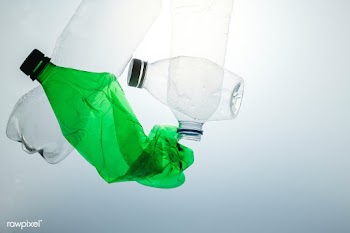 Crushed plastic bottles for recycling   | Free  photo - 2318193
